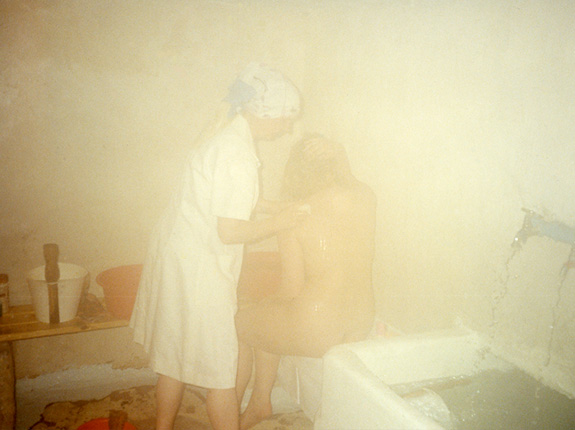 Passari pesee naista Rajaportilla 1990-luvulla