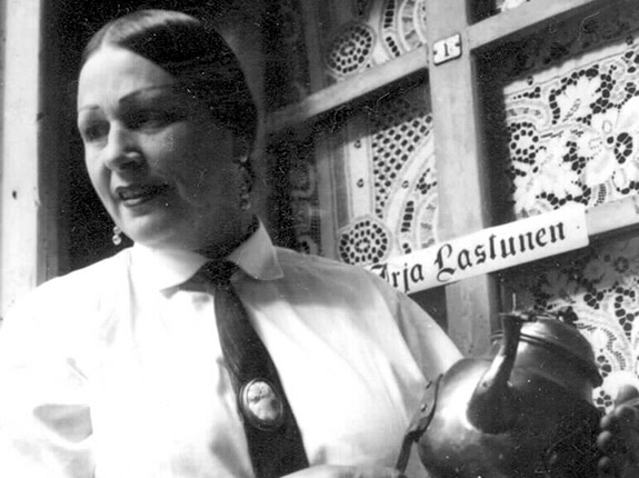 Irja Lastunen antiikkikaupassaan 1960-luvulla