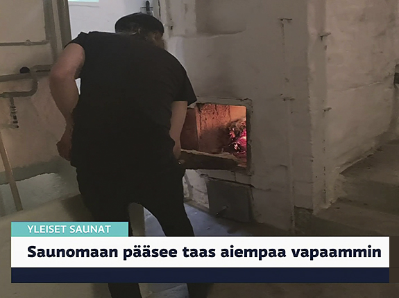 Ilmari Lyym&auml; sytytt&auml;&auml; saunan kiukaaseen tulet ensimm&auml;isen kerran koronaepidemian j&auml;lkeen toukokuussa 2021.